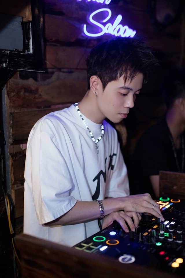 Sixsense Saloon — Saloon & Lounge tại An Biên, ảnh 11